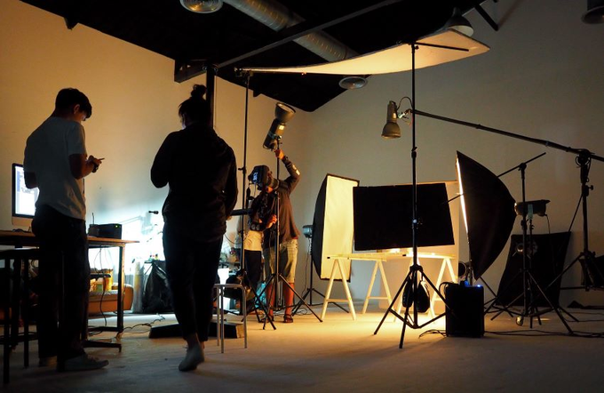 Equipo de producción audiovisual trabajando en un set de fotografía
