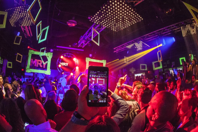 Activación de marca en un evento nocturno con luces e iluminación