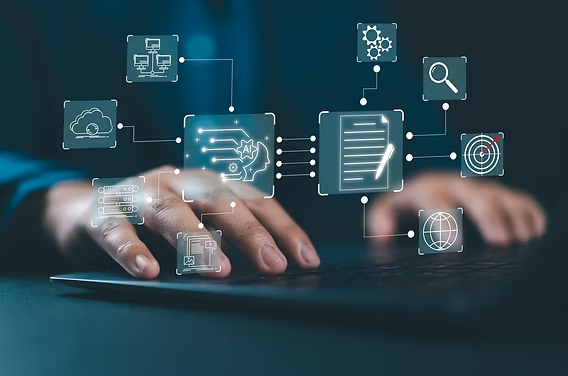 Persona utilizando herramientas de inteligencia artificial en un computador