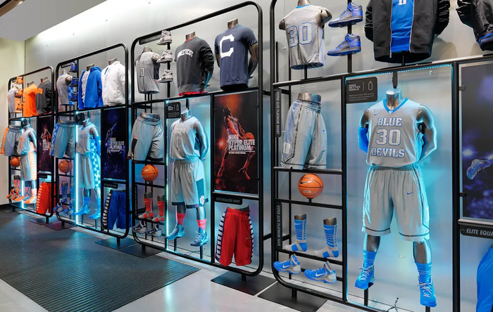 Vitrina de retail con exhibición de productos deportivos