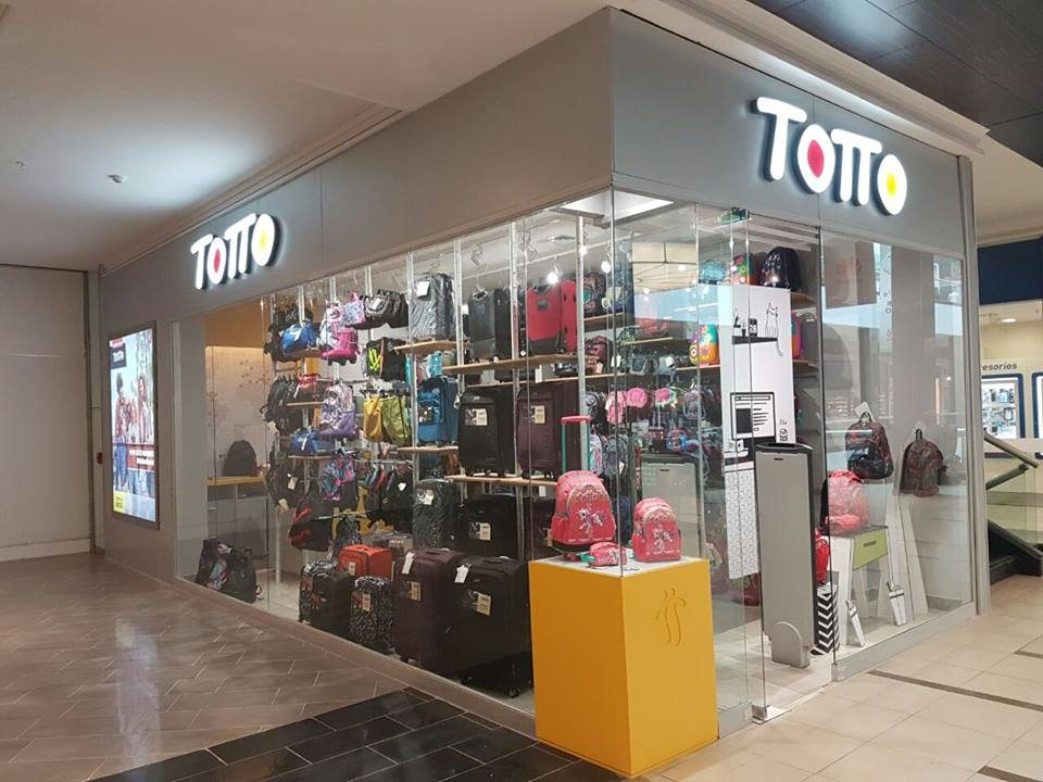 Tienda TOTTO con vitrinas y exhibición de mochilas
